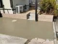 駐車スペースに隣接する階段