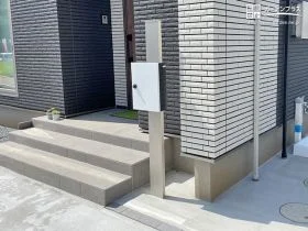 ポールタイプのスタイリッシュな機能門柱[施工後]