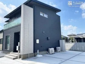 ブラックのスタイリッシュなお住まいを引き立てるシンプルな新築外構