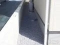 犬走りに水はけのよい砂利を敷設