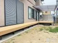 自由な使い方ができるL字型のウッドデッキ