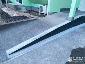 玄関ドア前がスロープ状になるようにコンクリートを打設した工事