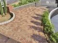 ヨーロッパの石畳を連想させるアプローチ
