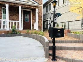 ヨーロッパの街灯を思わせるクラシカルな機能門柱[施工後]