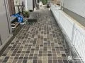 アプローチにダークトーンの平板を敷設しシックに仕上げた工事
