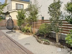 スタイリッシュな中に自然の温かみを感じさせる目隠しフェンスの設置工事