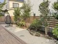 スタイリッシュな中に自然の温かみを感じさせる目隠しフェンスの設置工事