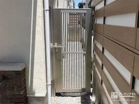 犬走りに門扉を取り付け防犯性向上[施工後]