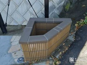 駐車スペースの端を彩る花壇[施工後]