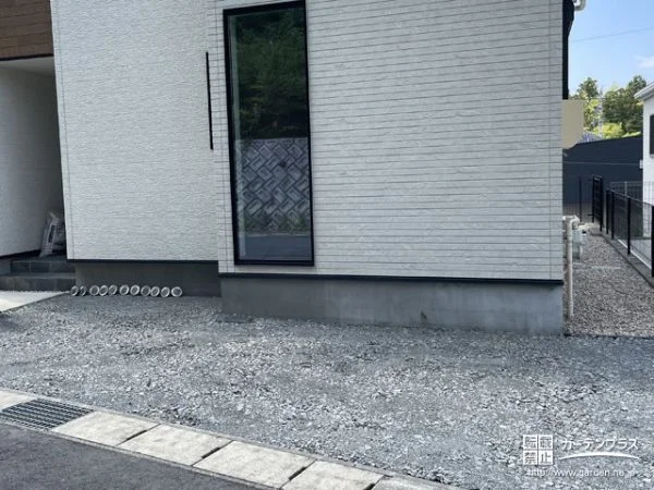前庭の生垣を伐採し土のままだった地面の雑草対策を叶えた工事