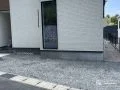 前庭の生垣を伐採し土のままだった地面の雑草対策を叶えた工事