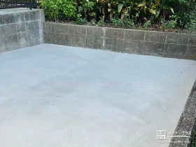 裏庭と犬走りの雑草対策として生コンクリートを打設した工事