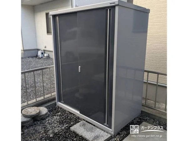 コンクリートブロックで転倒防止をし安全性が高い物置設置工事