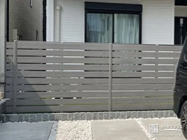 前庭に優しいグレーカラーの目隠しフェンスを設置した工事