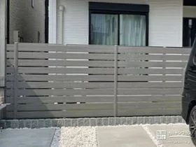 前庭に優しいグレーカラーの目隠しフェンスを設置した工事