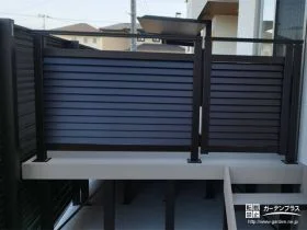 ステップ付きで小さなお子様の上り下りも安全なウッドデッキ工事
