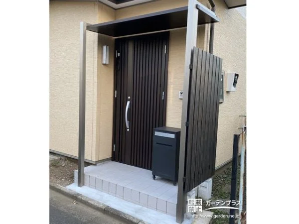 ドアを開けた際の雨の吹込みを防ぐスリムなテラス屋根設置工事