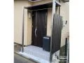 ドアを開けた際の雨の吹込みを防ぐスリムなテラス屋根設置工事