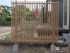 ウッドデッキをほどよく目隠しするフェンス[施工後]
