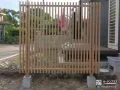 ウッドデッキをほどよく目隠しするフェンス