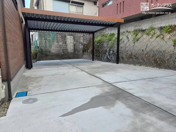 お住まいの雰囲気に調和する落ち着きある木目調カーポートの設置工事