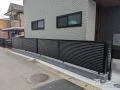 内側のプライバシーをしっかり確保する目隠しフェンス