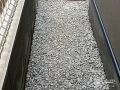 建物周りは砂利を敷設して清潔に