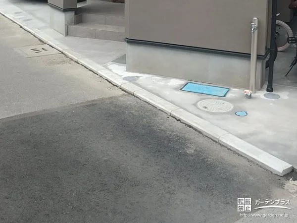 道路との境界が明確で安心な土間コンクリートの駐車スペース