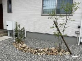 割石でおしゃれに演出した植栽スペース[施工後]