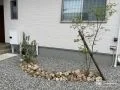 割石でおしゃれに演出した植栽スペース