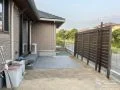 掃き出し窓前に快適なリビングができたタイルデッキ設置工事