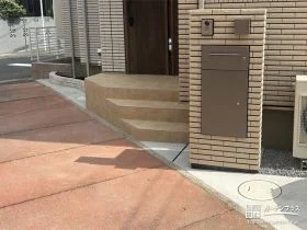 温かみのあるカラーのタイルを使用しお住まいに馴染む玄関ポーチ階段[施工後]