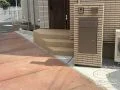 温かみのあるカラーのタイルを使用しお住まいに馴染む玄関ポーチ階段