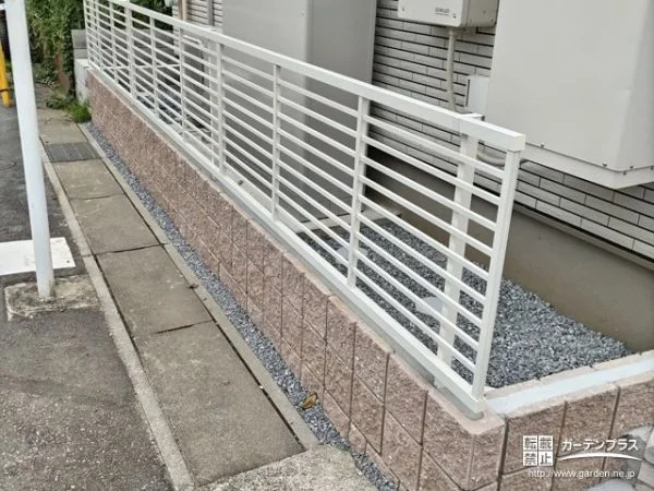 ホワイトカラーで爽やかに敷地境界を明確化するフェンス設置工事