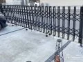 侵入や飛び出しを防ぐ伸縮門扉