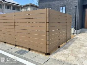 天然木のような意匠性をあわせもつ木目調目隠しフェンス[施工後]