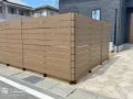 天然木のような意匠性をあわせもつ木目調目隠しフェンス