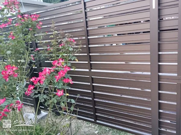 植栽の背景にもぴったりな落ち着きあるブラウンカラーの目隠し設置工事