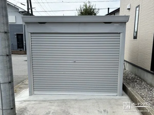 No.23598 大きなバイクも出し入れしやすい全面開口のガレージ設置工事[施工後]