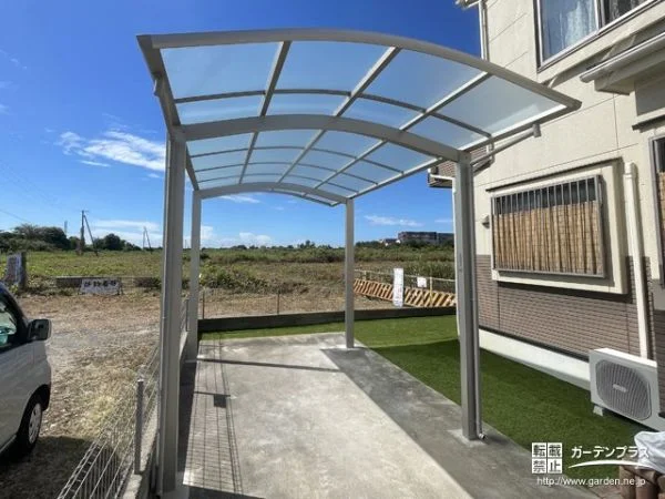 鮮やかな緑が映えるローメンテナンスな建物周りリフォーム工事