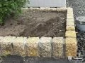 イエローカラーのピンコロ石を用い可愛らしい植栽スペース