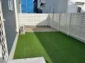 人工芝の自然な雰囲気と調和する爽やかな目隠しフェンス