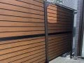 圧迫感なく目隠ししてくれる木目調フェンス