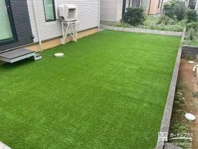 天然芝のようなリアルな人工芝で草むしりの手間も省けるお庭工事