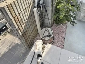 ホワイトカラーが明るく優しい印象の立水栓[施工後]