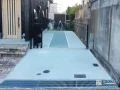 中央のライン状の砕石がアクセントとなる快適な駐車スペース工事