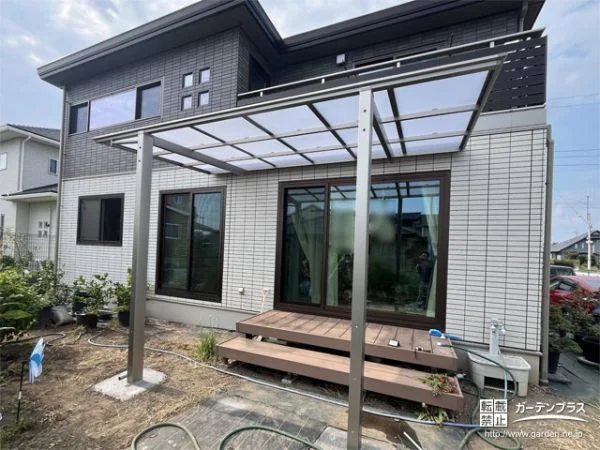 独立型のテラス屋根で建物に傷をつけずに癒しの空間を作った工事