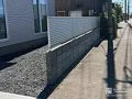 道路境界に目隠しも兼ねるフェンスを設置