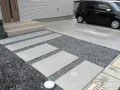 飛び石が玄関へ導くアプローチと雨の日も快適な駐車スペース工事