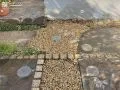 雑草対策をしたアプローチ